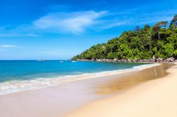 Grande spiaggia a Khao Lak in Thailandia - © ...