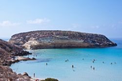 Spiaggia a Lampedusa: a detta di molti turisti si trova qui il mare piu limpido della Sicilia - © RZ Design / Shutterstock.com
