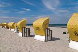Spiaggia con sedie paravento, lungo la costa sabbiosa del Meclemburgo Pomerania, il Land della Germania - © linerpics / Shutterstock.com