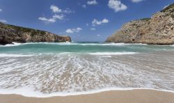 La bella spiaggia di Cala Domestica si trova  a Buggerru nella Sardegna di sud-ovest - © Tramont_ana / Shutterstock.com