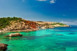 La straordinaria spiaggia di Cala Xarraca a Ibiza, è sicuramente uno dei luoghi migliori per fare snorkeling dell'isola. Citroviamo sulle isole Baleari, il celebre arcipelago della ...