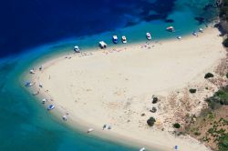 Spiaggia sabbiosa di Zante: l'isola di Zacinto (Grecia) è celebre per le sue acque cristallina e i suoi paesaggi selvaggi - © Netfalls - Remy Musser / Shutterstock.com