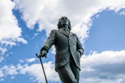 La statua di Salvador Dalì nel villaggio di Cadaques, Spagna, Costa Brava 224145907 - © Ammit Jack / Shutterstock.com