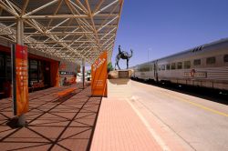 La stazione ferroviaria di Alice Springs - Qui passa il percorso del Ghan il famoso treno che attraversa il  Red Centre, dal Soutn Australia fino al nord del Northern Territory - © ...