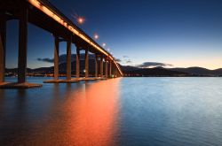 Tasman Bridge, fotografato al tramonto. Si trova ...