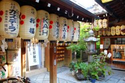 Tempio Shinto a Kyoto, Giappone - L'ingresso di un tipico tempio dedicato alla fede shintoista, religione nativa del Giappone. Il termine shinto nacque nel VI° secolo quando fu necessario ...