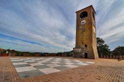 Torre dell'Orologio e Piazza della Dama (Piazza Roma) a Castelvetro di Modena
