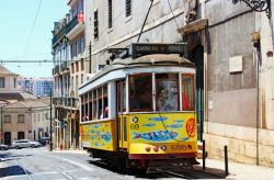Un tram di Lisbona decorato con le immancabili sardine per le feste dei Santi Popolari che si svolgono nel mese di giugno: l'intera città, con i suoi arredi urbani, i mezzi pubblici ...