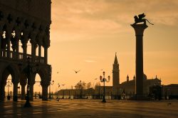 Tramonto in Piazza San Marco a Venezia. In primo ...