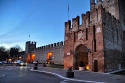 Tramonto a Soave, in fotografia l'ingresso sud al centro storico, la Porta Verona che si apre nella mura del Borgo