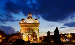 Tramonto a Vientiane arco Patuxai Laos - © Vitaly Maksimchuk / Shutterstock.com