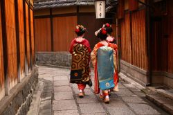 Geishe a passeggio a Gion, Tokyo - Tradizionale ...