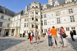 Turisti al Castello di Blois, regione Centro, in Francia - © foto di J Damase CRT Centre Val de Loire 