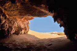 Uscita dalla Djara Cave, la magica grotta del Sahara egiziano - In collaborazione con I Viaggi di Maurizio Levi