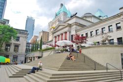 Alla Vancouver Art Gallery (Columbia Britannica, Canada) sono custoditi circa 10 mila opere d'arte, incluse alcune centinaia di capolavori di maestri del calibro di Marc Chagall o Emily ...