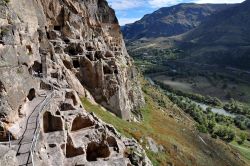 Vardzia La città santa rupestre della Regina Tamara in Georgia