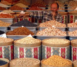 Venditore di noccioline al bazar di Ankara, la ...