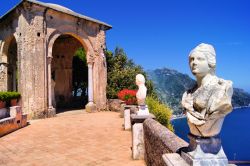 Una Villa a Ravello, con splendida terrazza sulla costa di Amalfi - © JeniFoto / Shutterstock.com