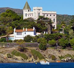 Villa al mare nel villaggio costiero di Cadaques, Catalogna, Costa Brava 141967546 - © Ammit Jack / Shutterstock.com