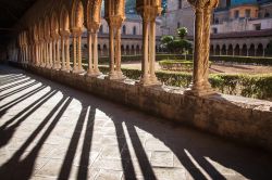 Visita al Chiostro del Duomo di Monreale in Sicilia. Si notino le armoniche colonne geminate, che sono ben 228 - © duchy / Shutterstock.com