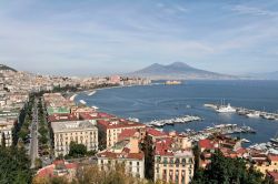 Vista del golfo di Napoli dal centro storico ...