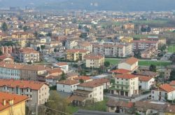 Il panorama della zona residenziale fotografato da Creazzo Colle - © Pottercomuneo - CC BY-SA 4.0, Wikipedia