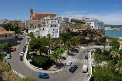 Una veduta panoramica di Maò (in spagnolo Mahon), importante porto delle Baleari, situato nella parte orientale dell'Isola di Minorca - © rorue / Shutterstock.com