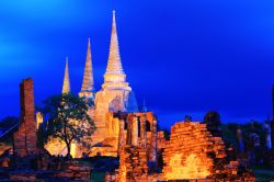 La magia notturna del complesso di Wat Phra Sri ...