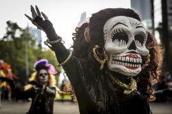 A Città del Messico il clima di avvicinamento al Día de Muertos si avverte già qualche settimana prima del 2 novembre, con appuntamenti e sfilate.
