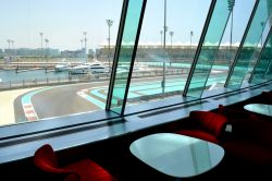 Abu Dhabi, Yas Marina Circuit: è una delle piste di Formula Uno più incredibili per la sua location, nel cuore di Yas Island, proprio in riva al mare. Il tracciato si snoda tutt'attorno ...