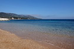 L'acqua limpida della spiaggia di Carqueiranne, costa del Var (Francia). Città costiera nella Provenza-Alpi-Costa Azzurra, Carqueiranne ha sei spiagge e un porto turistico.
