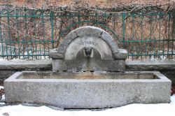 Acqua potabile in una fontana nel centro storico di Rosazza, Valle Cervo, Piemonte.



