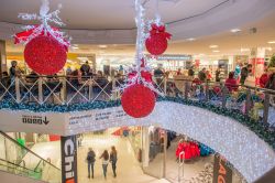 Acquisti di Natale in un centro commerciale di Norrkoping, Svezia - © Rolf_52 / Shutterstock.com
