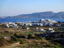 Adamas, Milos: è la cittadina più turistica, nonché il principale porto dell'isola. Qui arrivano i traghetti provenienti da Atene o dalle altre mete delle Isole Cicladi. ...