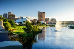 Adelaide, skyline della capitale dell'Australia Meridionale. E' la quinta città più popolosa dell'intero paese.
