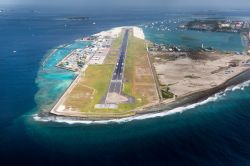Una foto panoramica dell'aeroporto Ibrahim Nasir di Malé. La capitale delle Maldive è collegata agli atolli dell'arcipelago da voli effettuati da idrovolanti e aerei ultraleggeri - ...