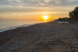 Alba colorata estiva sulla spiaggia di Campofelice di Roccella, costa settentrionale della Sicilia
