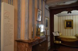 La stanza da letto chiamata "alcova" dove Napoleone era abituato a dormire quando rientrava nella casa natale di Ajaccio in Place Letizia
