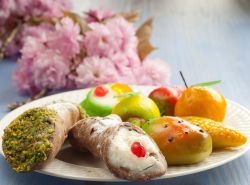 Alcuni dolci tipici della Sicilia: cannoli e frutta di marzapane.