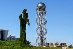 L'Alphabetic Tower lungo il viale di Batumi, Georgia. La torre simboleggia l'unicità dell'alfabeto e della gente di questo paese - © Elena Mirage / Shutterstock.com