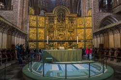 L'altare della cattedrale di Roskilde, Danimarca. L'edificio religioso, luogo di sepoltura dei re danesi, è patrimonio dell'umanità dell'Unesco - © goga18128 ...