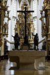 L'altare di fronte alla croce della basilica dei santi Ulrico e Afra a Augusta, Germania - © Ricky Of The World / Shutterstock.com