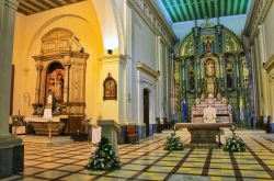 L'altare della navata centrale nella cattedrale di Nostra Signora dell'Assunzione a Asuncion, Paraguay  - © Don Mammoser / Shutterstock.com