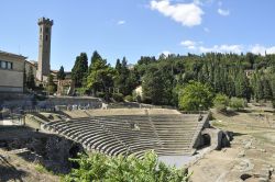 L'anfiteatro romano di Fiesole con la cattedrale sullo sfondo, Toscana. Fu il barone prussiano Friedman Schellersheim nel 1809 a eseguire per primo degli scavi che riportarono alla luce ...