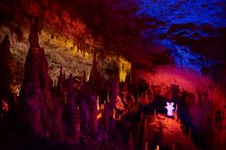 Angelo del Presepe Vivente tra le concrezioni della Grotte di Postumja in Slovenia
