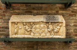 Antica pietra con decorazioni romane a Augusta, Germania - © MDOGAN / Shutterstock.com