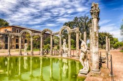 L'antica piscina chiamata Canopus a Villa Adriana, Tivoli, Lazio. Circondata dalle statue greche, questa struttura evoca un braccio del fiume Nilo con il suo delta che congiungeva la città ...