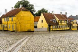 Antiche case nella piazza di Roskilde, Danimarca. Questa cittadina è stata capitale della Danimarca sino al 1443 quando Copenaghen assunse questo ruolo.
