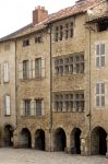 Antichi edifici nel centro di Villefranche de Rouergue, Francia. Di particolare interesse la forma delle finestre e gli archi del porticato.



