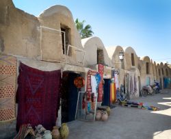 Antichi granai della città di Medenine, Tunisia, oggi utilizzati come botteghe per la vendita di souvenir.



